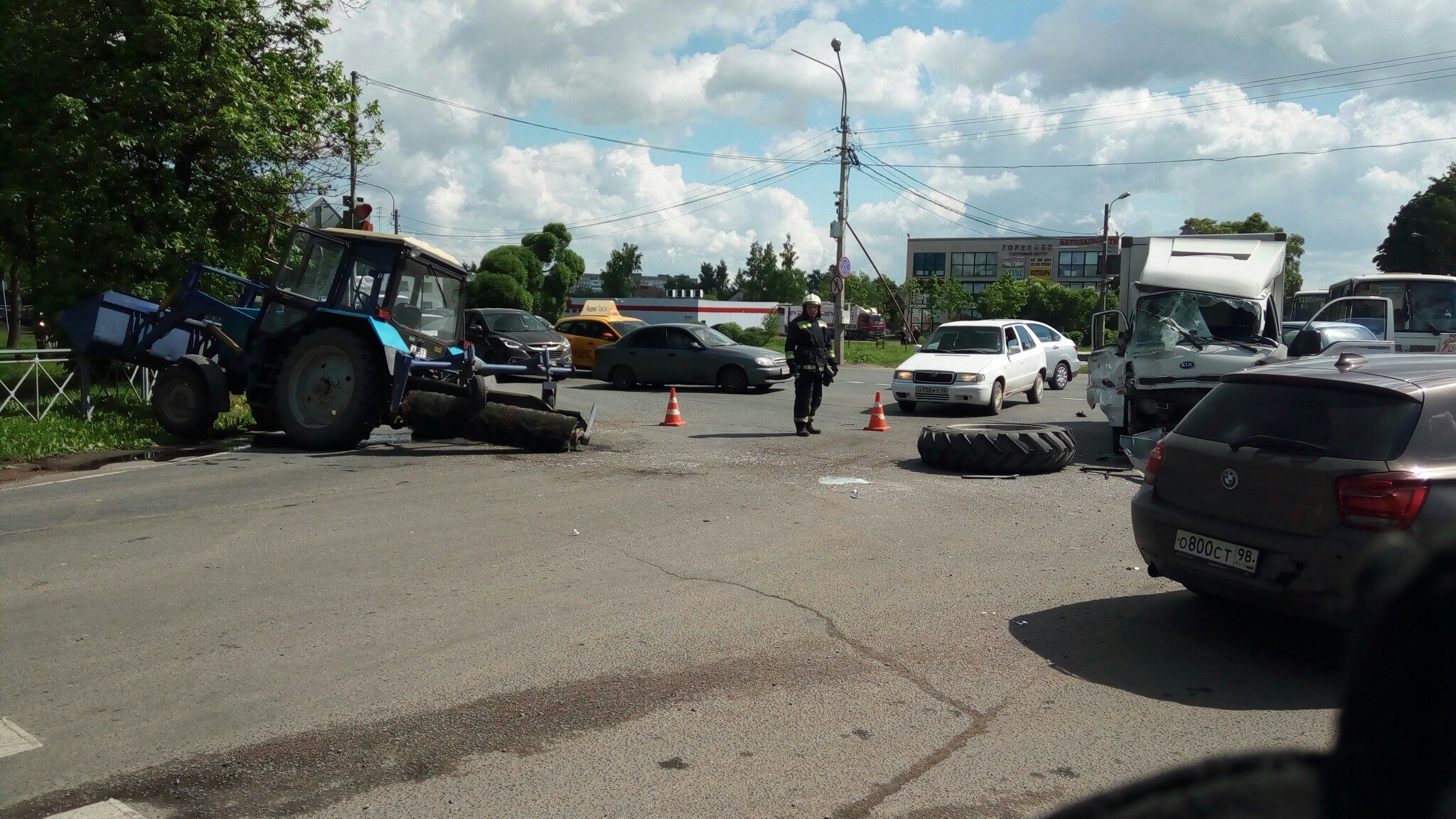 В Петербурге трактор не уступил дорогу фургону и спровоцировал ДТП