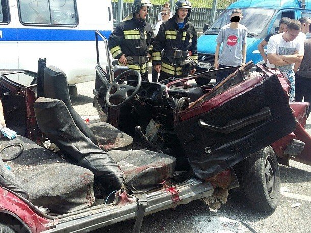 В Сочи спасатели срезали крышу авто, чтобы вызволить мужчину после ДТП.jpg