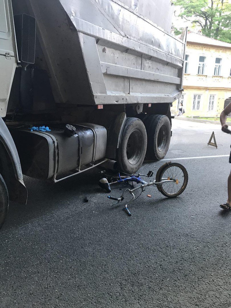Велосипедист едва не погиб в ДТП с КАМАЗом в Ставрополе.jpg