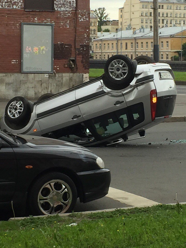 На Обводном канале в ДТП перевернулся Ford (2).jpg