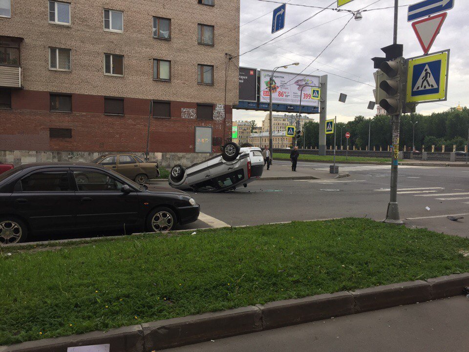 На Обводном канале в ДТП перевернулся Ford (3).jpg