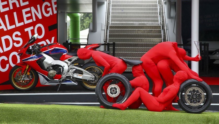 Honda превратили людей в автомобиль и мотоцикл (2).jpg