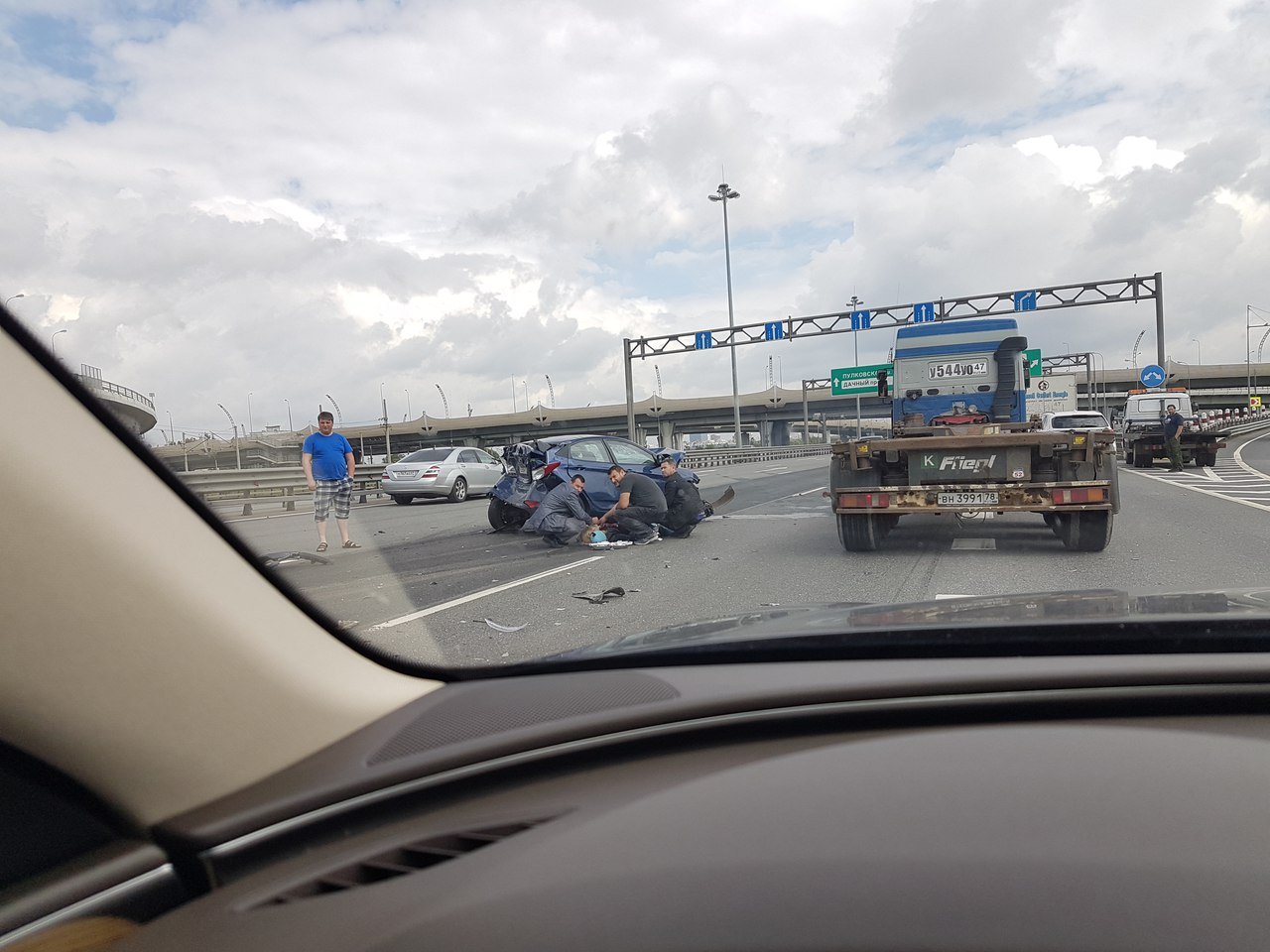 В ДТП на КАД в Петербурге серьезно пострадала женщина.jpg