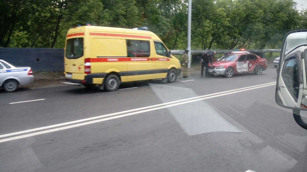 В Кемерове машина врезалась в столб.jpg