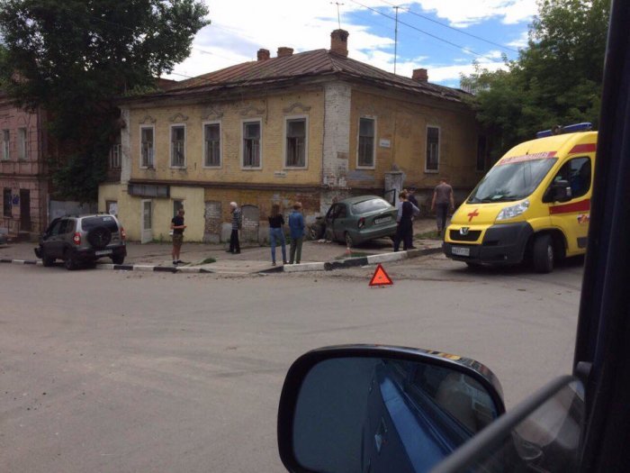 В центре Саратова иномарка врезалась в дом.jpg