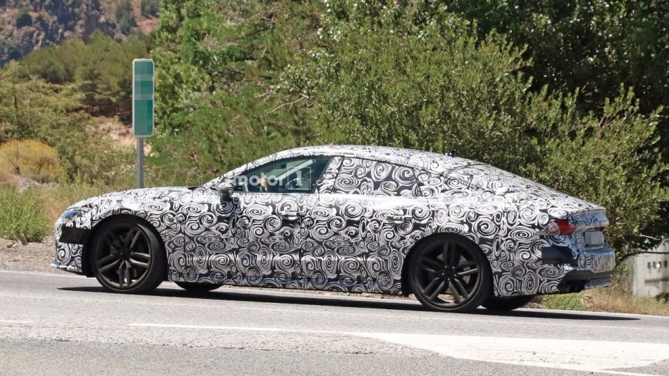Спортивная версия Audi 7 проходит испытания (4).jpg