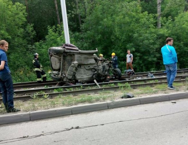 В Кемерове легковушку намотало на столб погиб человек.jpeg
