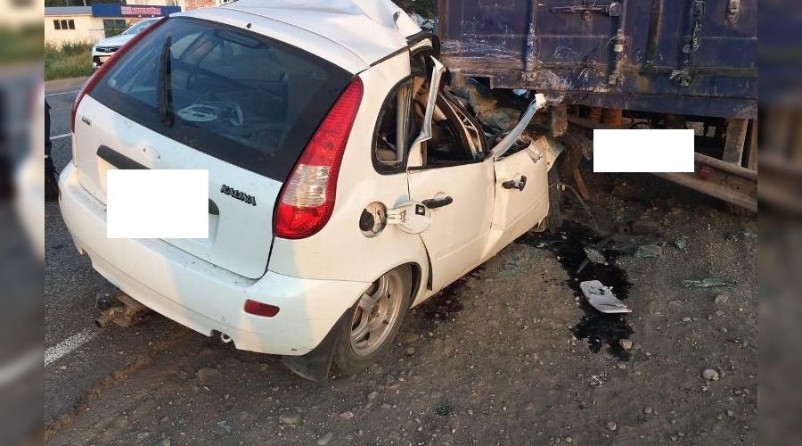 Две женщины погибли в ДТП с влетевшей под КамАЗ «Калиной» в Ставропольском крае.jpg