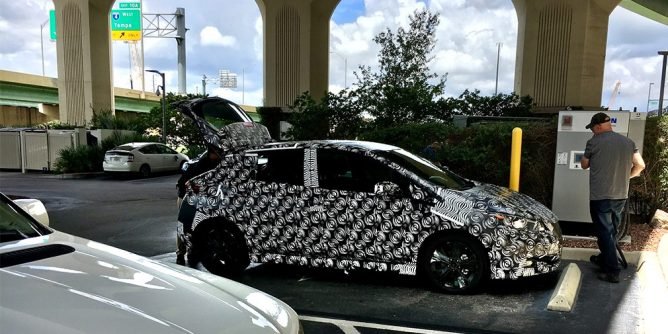 Nissan тестирует новое поколение Leaf на общественных дорогах (2).jpg