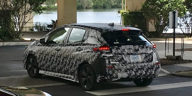 Nissan тестирует новое поколение Leaf на общественных дорогах (1).jpg