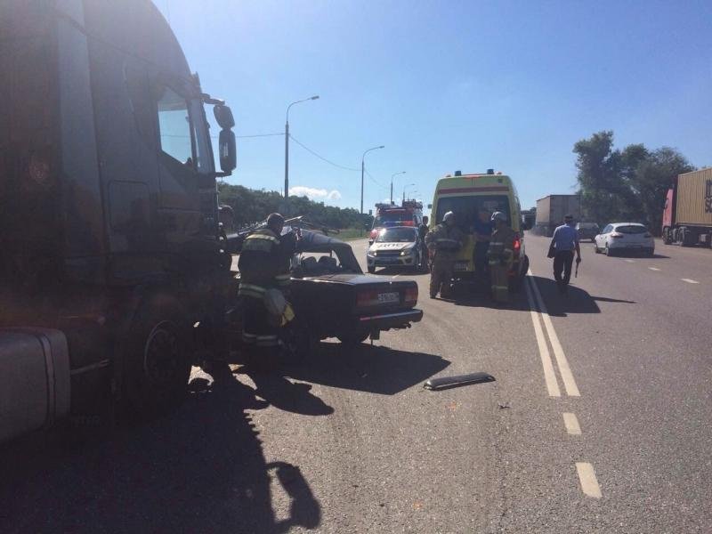 Под Воронежем фура протаранила ВАЗ погиб человек.jpg