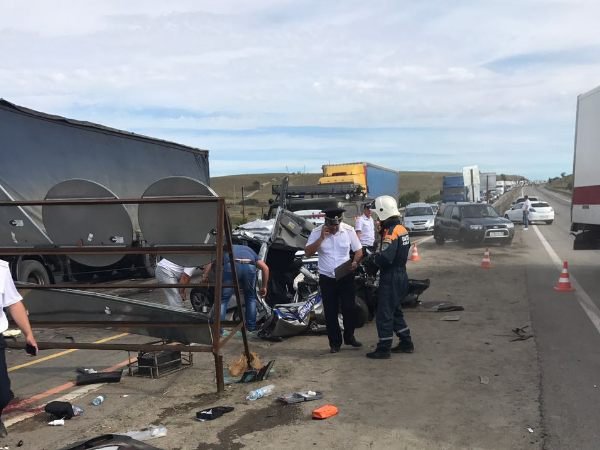 В массовом ДТП под Ростовом погиб пассажир ВАЗа (2).jpg