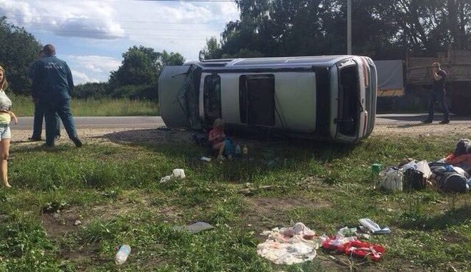 Под Орлом опрокинулся микроавтобус пострадали четыре человека, включая детей (1).jpg