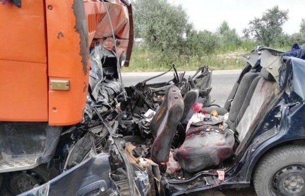 23 июля, на трассе Алматы — Астана ДТП с легковушкой и "Камазом": двое погибших