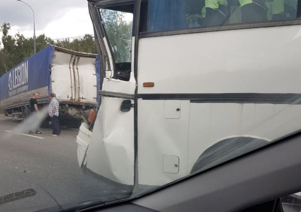 Три человека пострадали в ДТП с автобусом и грузовиком в Подмосковье (2).jpg