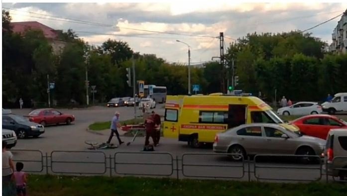 Спасали одну – сбили другую в Магнитогорске «скорая» сбила велосипедистку.jpg