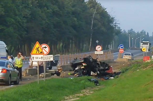 BMW врезался в бетонное ограждение в Новой Москве – погибли два человека (1).jpg
