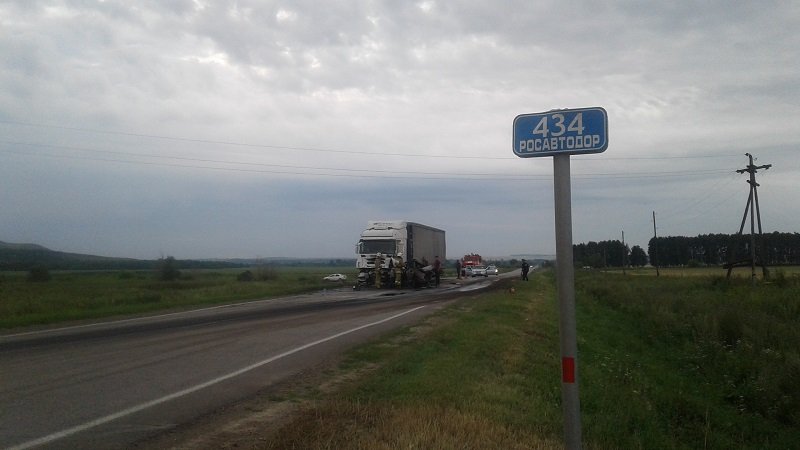 После ДТП с фурой в Абдулинском районе водитель легковушки сгорел в машине (3).jpg