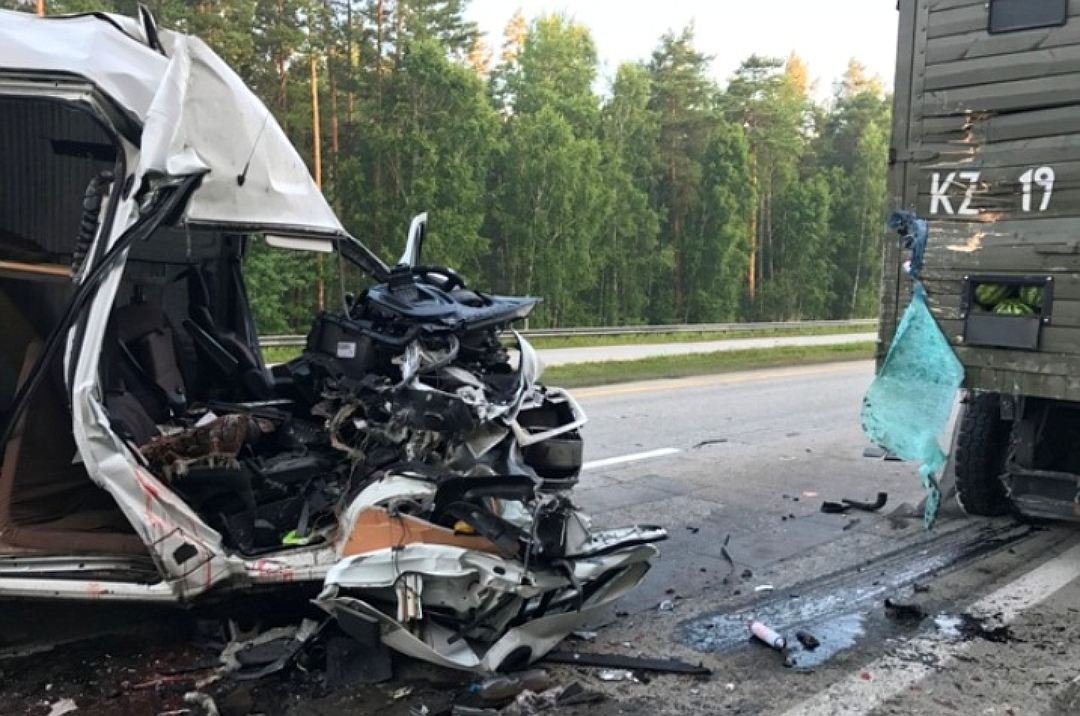В ночном ДТП под Екатеринбургом один человек погиб и шестеро пострадали (1).jpg