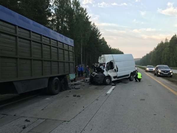 В ночном ДТП под Екатеринбургом один человек погиб и шестеро пострадали (4).jpg