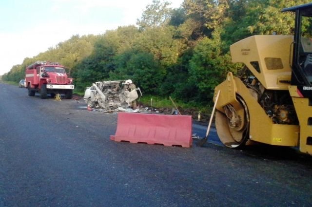 Под Орлом водитель иномарки погиб, врезавшись в каток.jpg