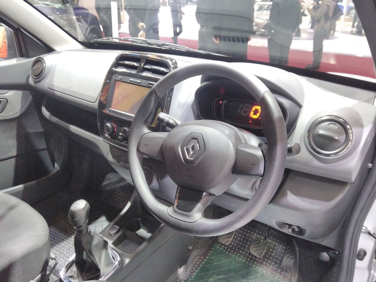 «Зверь-машина» экстремальный тюнинг Renault Kwid (2).jpg