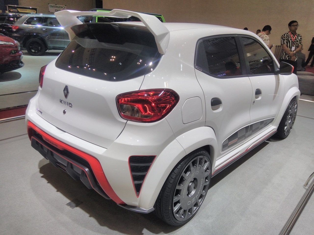 «Зверь-машина» экстремальный тюнинг Renault Kwid (4).jpg