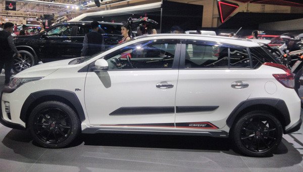 Toyota представила новый кроссовер Yaris Heykers (1).jpg