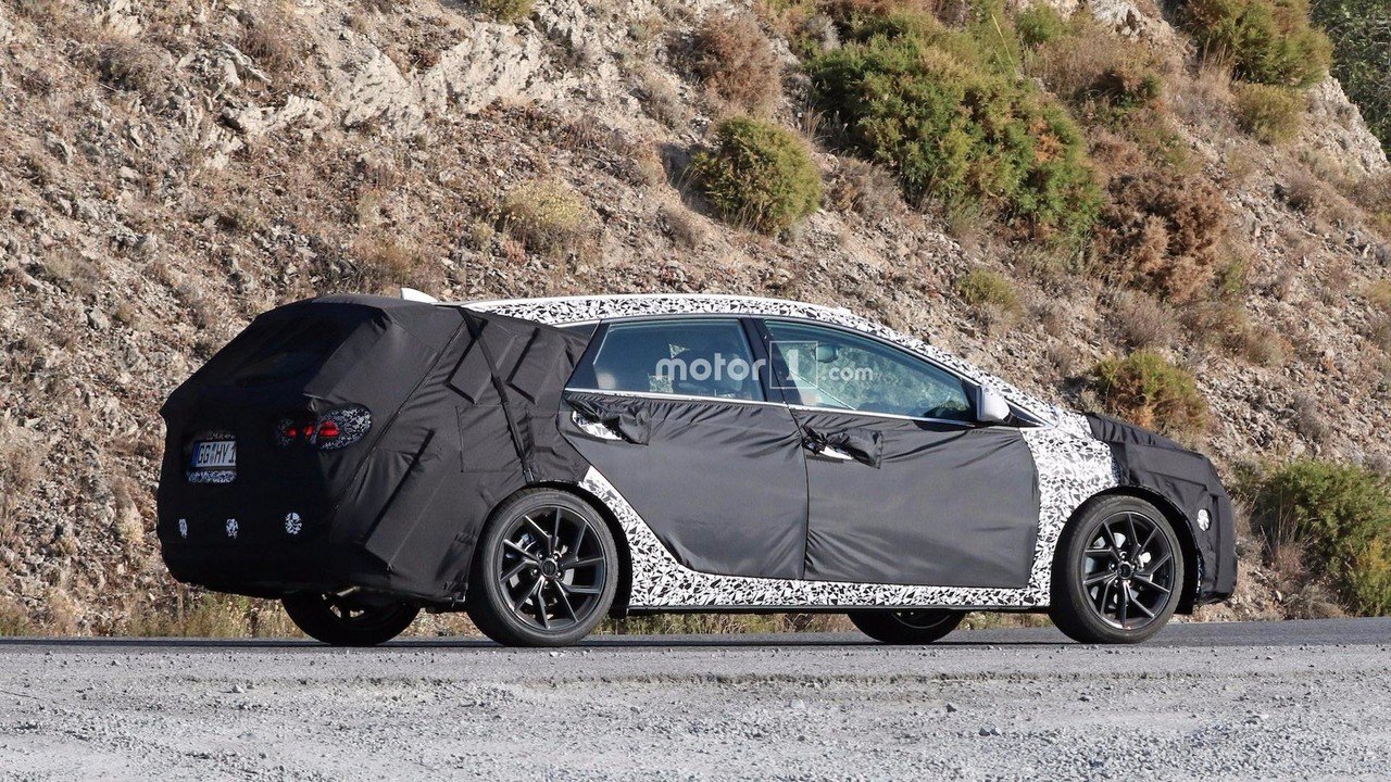 Новое поколение универсала Hyundai i40 было замечено на тестах (3).jpg