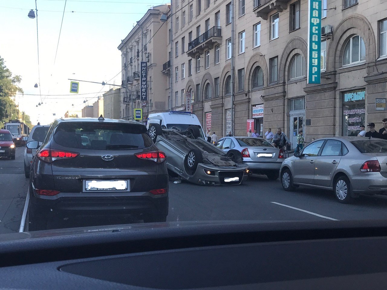 В Петербурге на Обуховской Обороны в ДТП опрокинулась иномарка (6).jpg