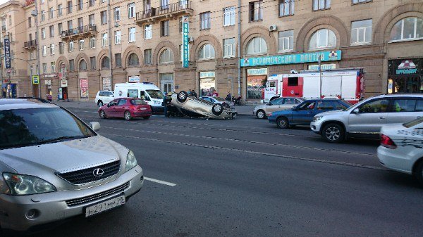 В Петербурге на Обуховской Обороны в ДТП опрокинулась иномарка (7).jpg