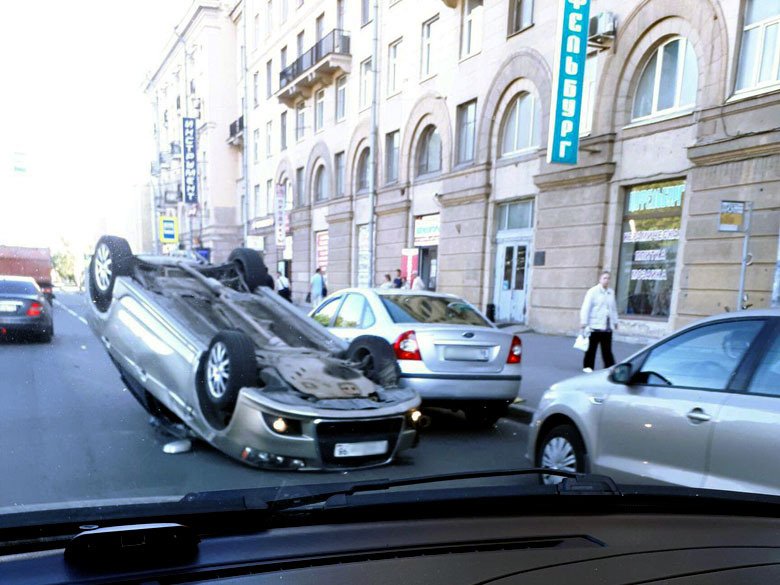 В Петербурге на Обуховской Обороны в ДТП опрокинулась иномарка (3).jpg