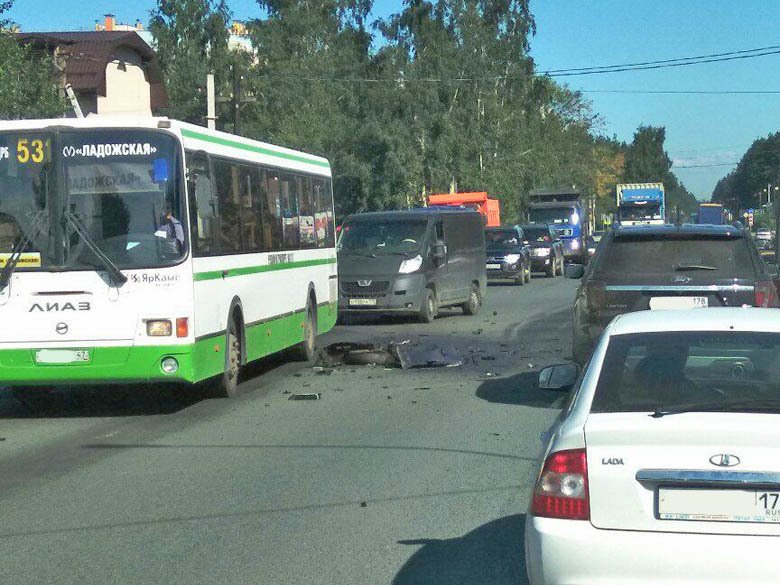 Во Всеволожске в ДТП у машины вырвало двигатель (3).jpg