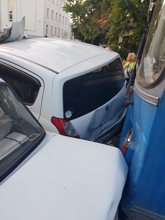 В Краснодаре водитель троллейбуса потеряла сознание и спровоцировала ДТП с 11 машинами (4).jpg