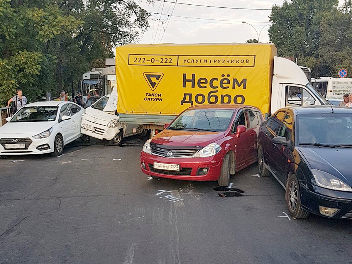 В Краснодаре водитель троллейбуса потеряла сознание и спровоцировала ДТП с 11 машинами (2).jpg