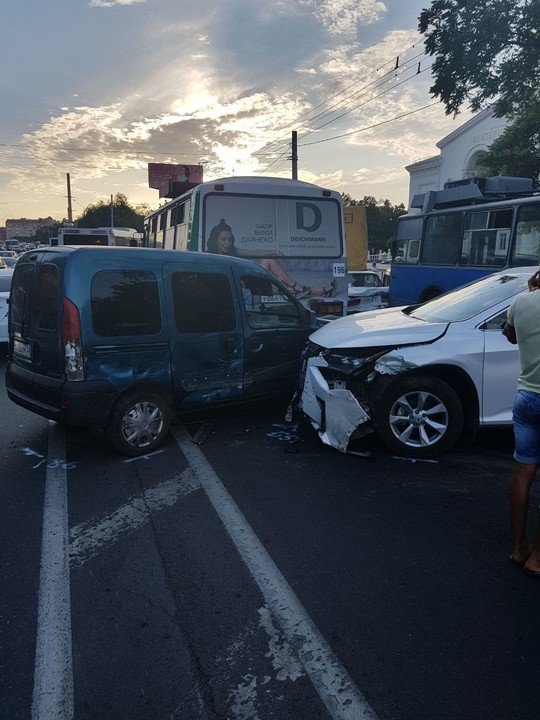 В Краснодаре водитель троллейбуса потеряла сознание и спровоцировала ДТП с 11 машинами (1).jpg