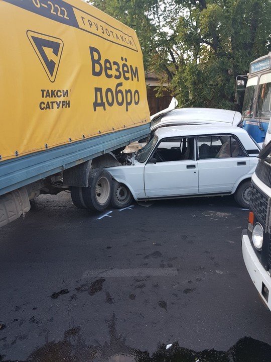 В Краснодаре водитель троллейбуса потеряла сознание и спровоцировала ДТП с 11 машинами (6).jpg