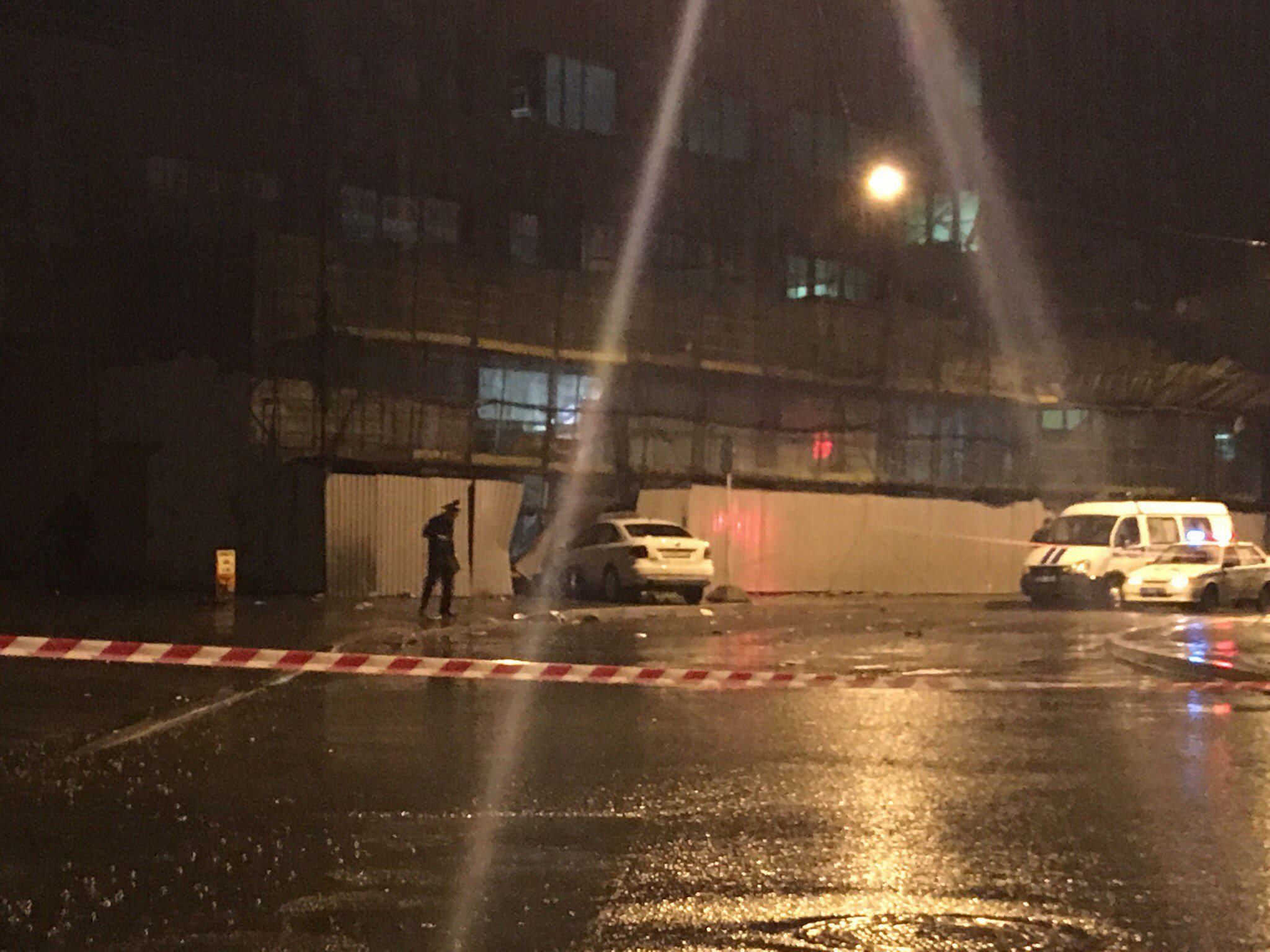 В Петербурге иномарка снесла группу пешеходов на тротуаре погибла женщина (2).jpg