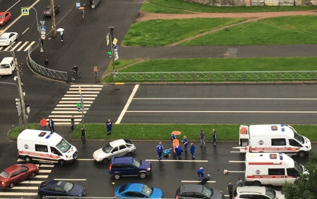 В Петербурге после ДТП машина насмерть сбила женщину-пешехода.jpeg