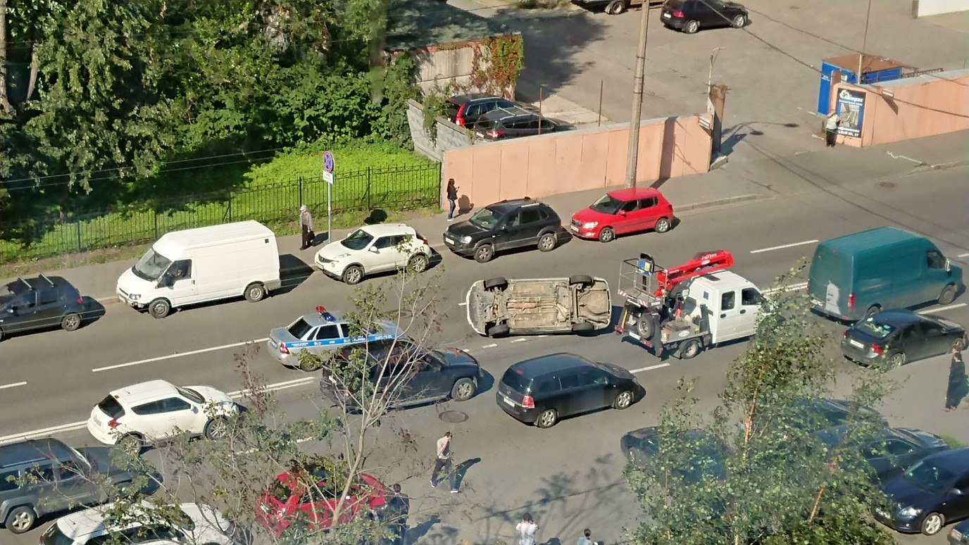 На Васильевском острове в Петербурге опрокинулась Toyota (4).jpg