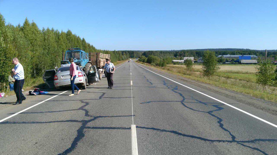 Один человек погиб и четверо пострадали в ДТП с трактором в Удмуртии (2).jpg