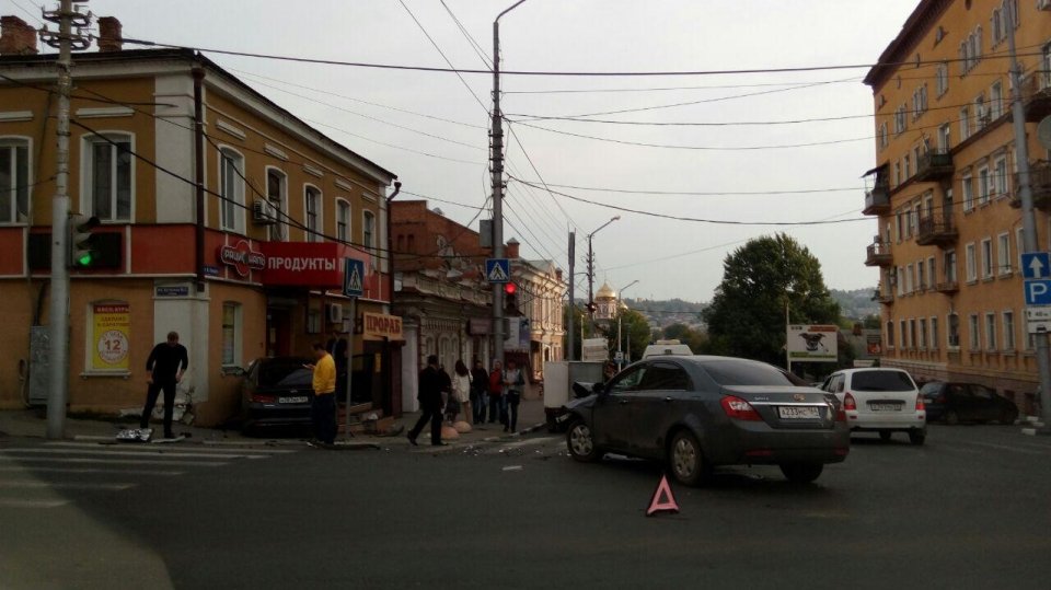 В центре Саратова машина сбила женщину и врезалась в здание (2).jpg