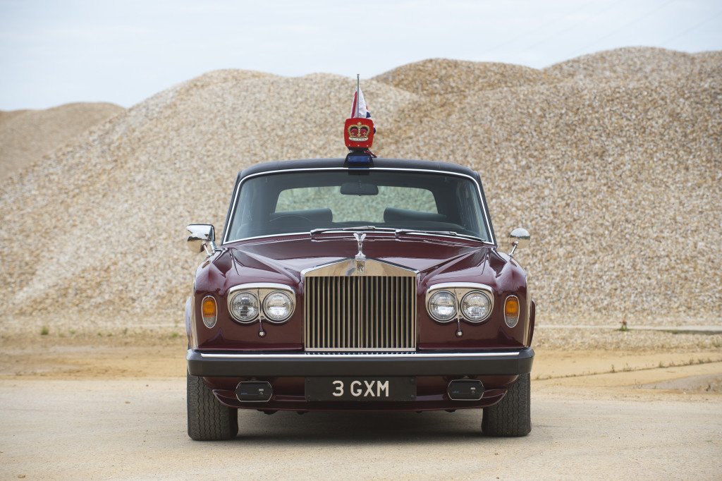 Королевский Rolls-Royce Silver Wraith II LWB Saloon, вид спереди.jpg