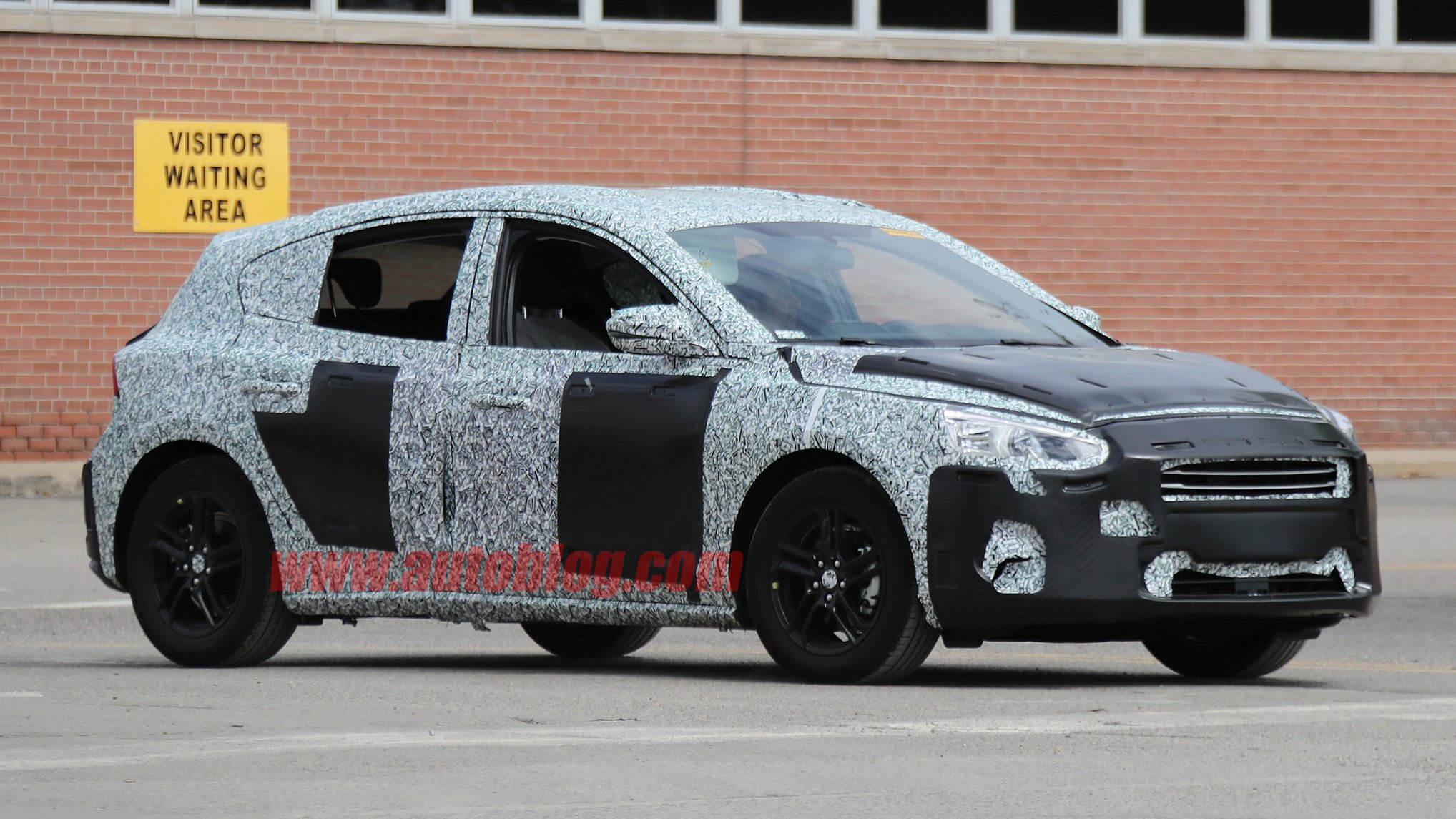 Ford Focus 2019 заснят фотошпионами Форд Фокус 2019 шпионские фотографии вид сбоку.jpg