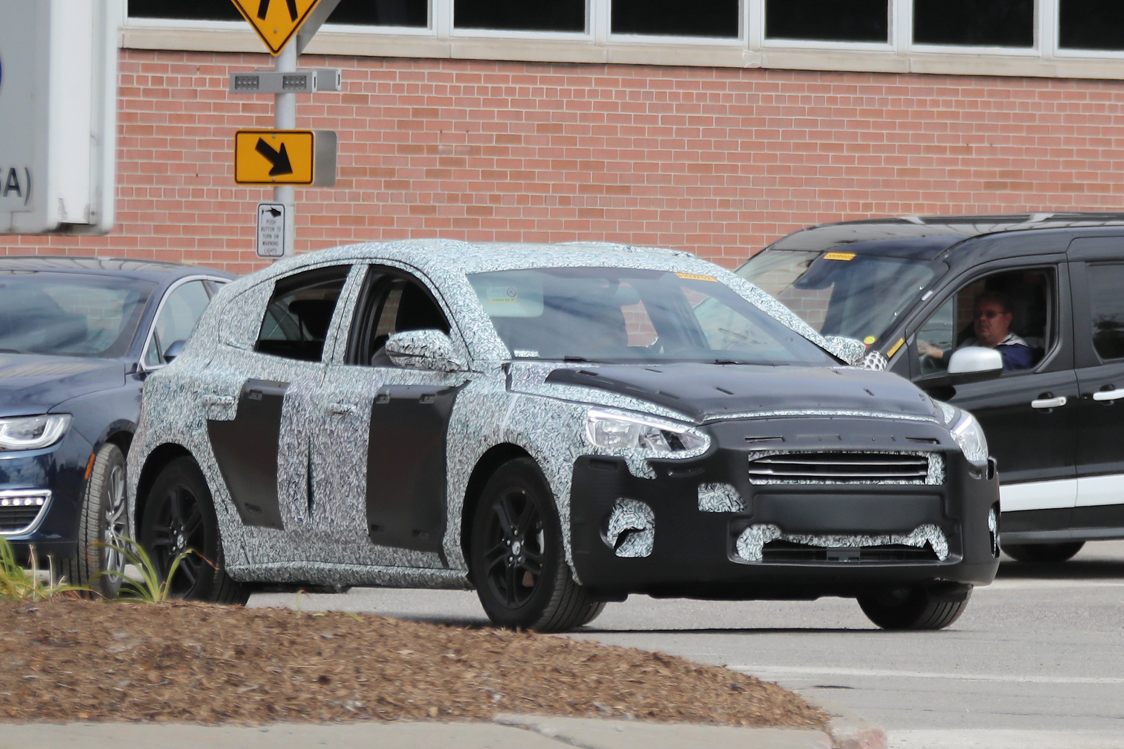 Ford Focus 2019 заснят фотошпионами Форд Фокус 2019 шпионские фотографии вид спереди.jpg