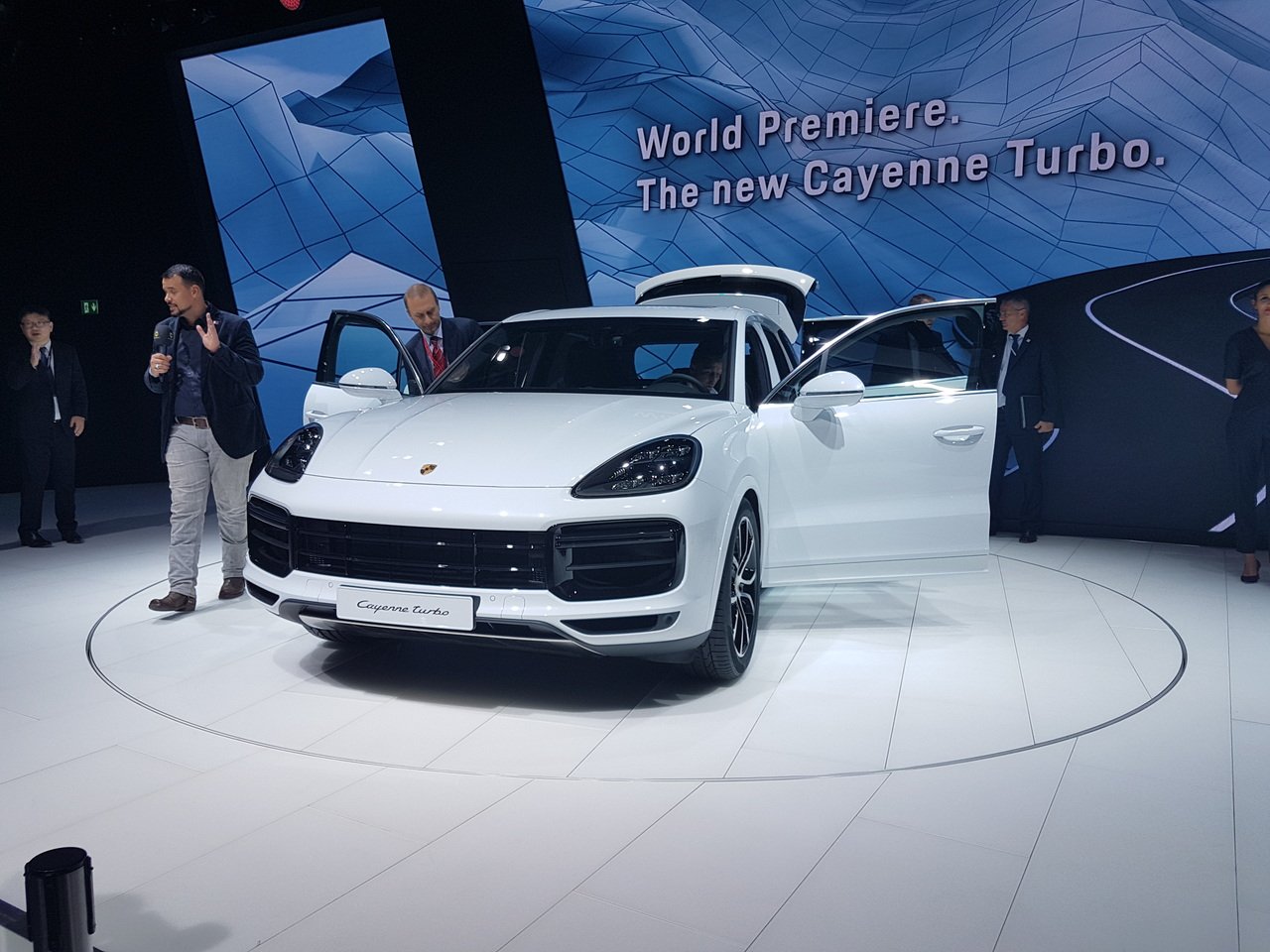 Porsche Cayenne Turbo на выставке во Фракфурте вид спереди.jpg