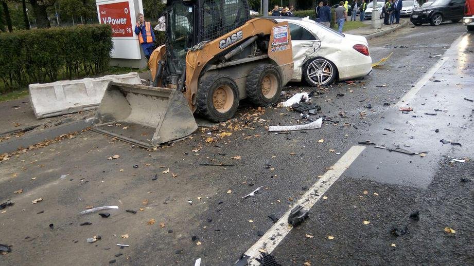 Четыре человека пострадали в ДТП с трактором в Москве (1).jpg