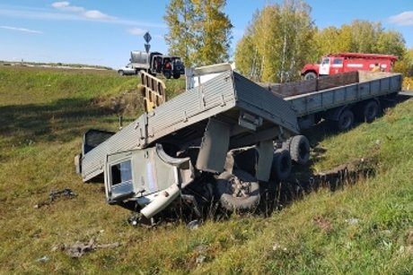 В ДТП с грузовиками в Тулуне погиб водитель КамАЗа (2).jpg
