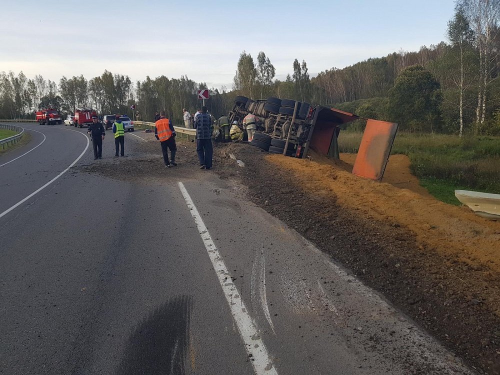 Женщина погибла при опрокидывании КамАЗа под Тулой Женщина погибла при опрокидывании КамАЗа под тулой.jpg