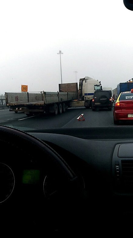 В Петербурге на КАД грузовик протаранил 4 автомобиля, 18 сентября, туман